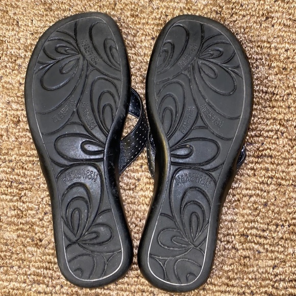 🩴Kenneth Cole Reaction flip flops with genuine leather strap and belt accent - Picture 4 of 6